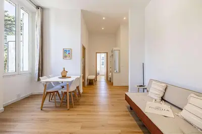 Coin salon dans l'établissement LE COSY un havre de paix près de la Croisette