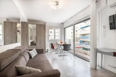 Coin salon dans l'établissement Charmant Studio - Calme - Croisette & Plage à 7 min
