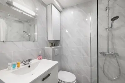 Salle de bains dans l'établissement Charmant Studio - Calme - Croisette & Plage à 7 min