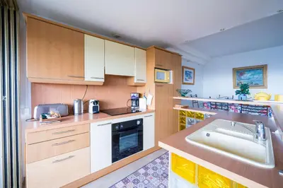 Cuisine ou kitchenette dans l'établissement Bienvenue à Marinastar Cote Azur 55m2confort, Vue mer, WiFi & garage