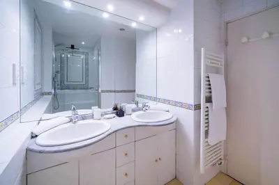 Salle de bains dans l'établissement Bienvenue à Marinastar Cote Azur 55m2confort, Vue mer, WiFi & garage
