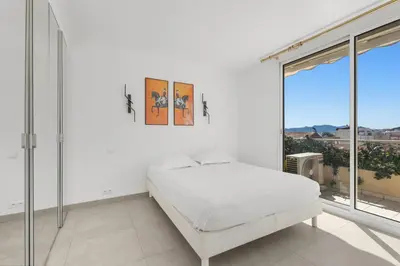 Un ou plusieurs lits dans un hébergement de l'établissement REF 1996 Cannes Croisette - Sea view apartment for rent