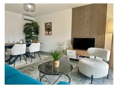Télévision ou salle de divertissement dans l'établissement Appartement rénové à Juan les Pins avec parking - FR-1-252-198