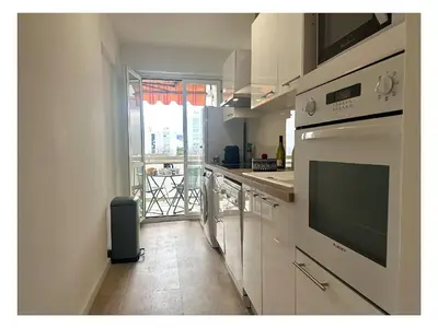 Cuisine ou kitchenette dans l'établissement Appartement rénové à Juan les Pins avec parking - FR-1-252-198