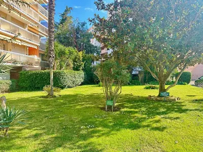 Jardin de l'établissement Appartement rénové à Juan les Pins avec parking - FR-1-252-198