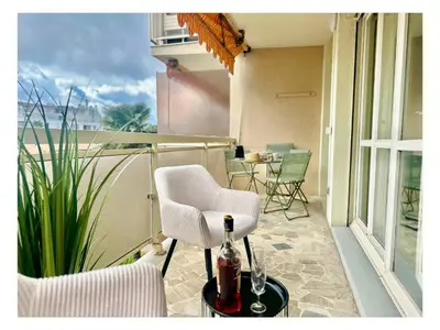 Coin salon dans l'établissement Appartement rénové à Juan les Pins avec parking - FR-1-252-198