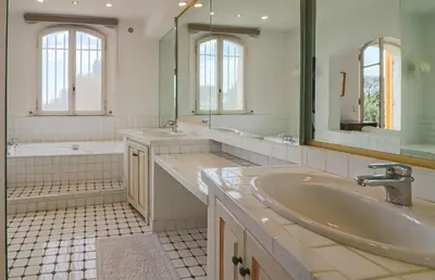 Salle de bains dans l'établissement Magnifique Villa Provençal avec Piscine et Vue Mer
