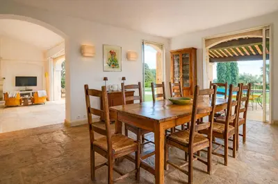 Télévision ou salle de divertissement dans l'établissement Magnifique Villa Provençal avec Piscine et Vue Mer