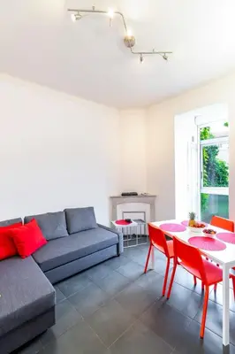 Coin salon dans l'établissement Bright and modern 2 BR in the heart of Antibes!