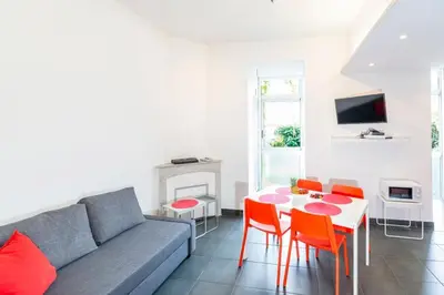 Télévision ou salle de divertissement dans l'établissement Bright and modern 2 BR in the heart of Antibes!
