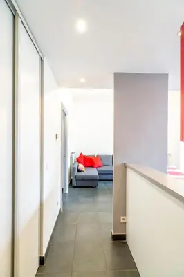 Coin salon dans l'établissement Bright and modern 2 BR in the heart of Antibes!