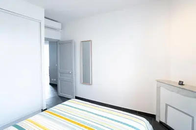 Un ou plusieurs lits dans un hébergement de l'établissement Bright and modern 2 BR in the heart of Antibes!