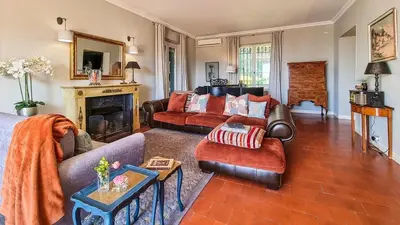 Coin salon dans l'établissement Villa 4 BR with pool, 5 minutes Cannes