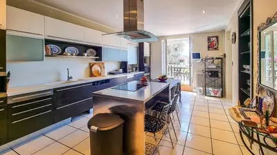 Cuisine ou kitchenette dans l'établissement Villa 4 BR with pool, 5 minutes Cannes