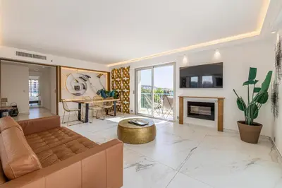 Télévision ou salle de divertissement dans l'établissement Modern apartment - 3BR- 6P - Croisette Plage