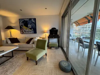 Coin salon dans l'établissement 90 m2 Palm Beach apartment with 2 balconies Very stylish and central