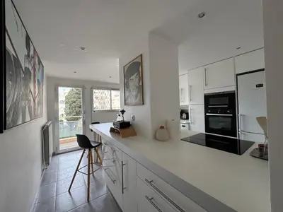 Cuisine ou kitchenette dans l'établissement 90 m2 Palm Beach apartment with 2 balconies Very stylish and central