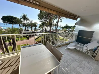 Balcon ou terrasse dans l'établissement Cozy 2-bedroom apartment with terrace, sea view and parking in Cannes