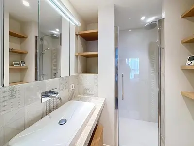 Salle de bains dans l'établissement Cozy 2-bedroom apartment with terrace, sea view and parking in Cannes