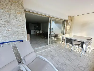 Coin salon dans l'établissement Cozy 2-bedroom apartment with terrace, sea view and parking in Cannes