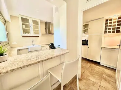 Cuisine ou kitchenette dans l'établissement Luxurious 2-bedroom Pointe Croisette, Sea view, private parking