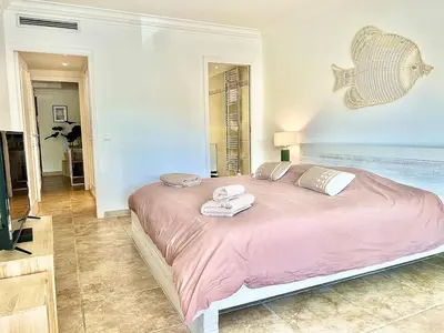 Un ou plusieurs lits dans un hébergement de l'établissement Luxurious 2-bedroom Pointe Croisette, Sea view, private parking