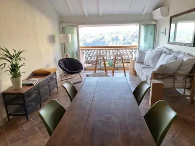 Coin salon dans l'établissement Vue et charme provençal à Biot - La Maison du Mitan