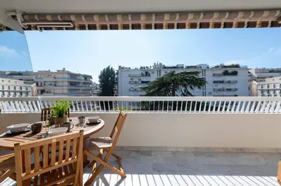 Balcon ou terrasse dans l'établissement Spacious 1-Br Apartment with Terrace Heart of Cannes