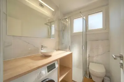 Salle de bains dans l'établissement Elégant studio TERRASSE- proche PLAGES et CROISETTE A0B206