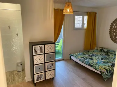 Un ou plusieurs lits dans un hébergement de l'établissement Joli rez de jardin 3 pieces à Cagnes sur mer