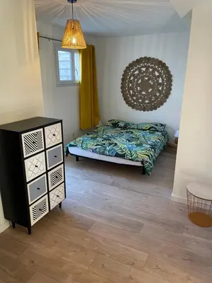 Un ou plusieurs lits dans un hébergement de l'établissement Joli rez de jardin 3 pieces à Cagnes sur mer