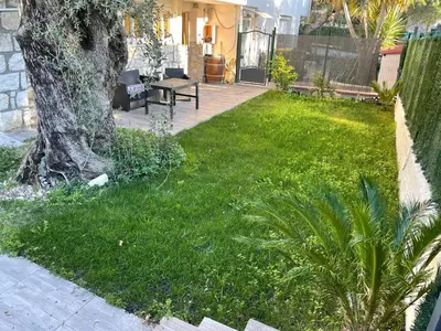 Jardin de l'établissement Joli rez de jardin 3 pieces à Cagnes sur mer