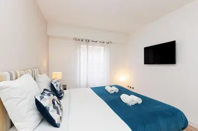 Un ou plusieurs lits dans un hébergement de l'établissement Pavillon Riviera YourHostHelper