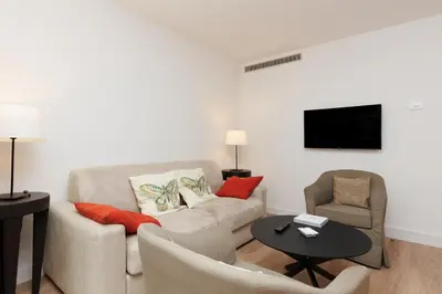 Télévision ou salle de divertissement dans l'établissement Pavillon Riviera YourHostHelper