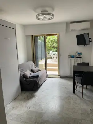 Télévision ou salle de divertissement dans l'établissement Studio 100m plage