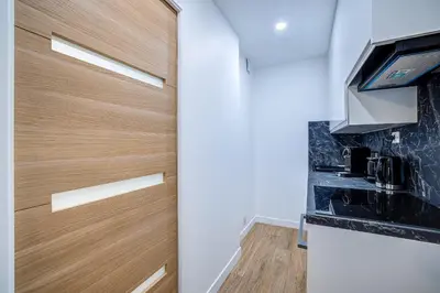 Cuisine ou kitchenette dans l'établissement Antibes proche de la plage ,Appartement lumineux et climatisé