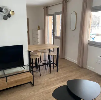 Télévision ou salle de divertissement dans l'établissement Antibes proche de la plage ,Appartement lumineux et climatisé