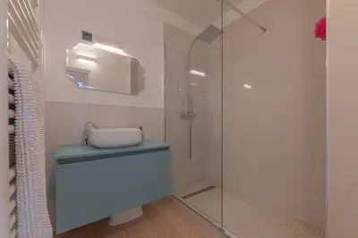 Salle de bains dans l'établissement Cannes Serenity – Elegant Stay in Central Cannes