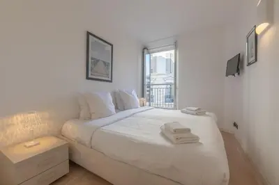 Un ou plusieurs lits dans un hébergement de l'établissement Cannes Serenity – Elegant Stay in Central Cannes