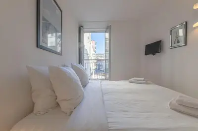Un ou plusieurs lits dans un hébergement de l'établissement Cannes Serenity – Elegant Stay in Central Cannes