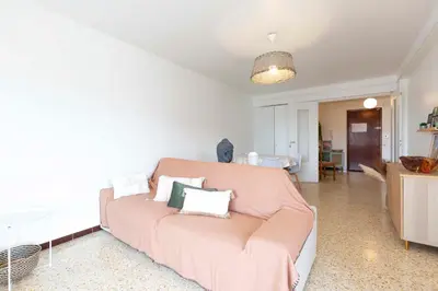 Coin salon dans l'établissement Center of Antibes spacious two-bedroom apartment with terrace and AC