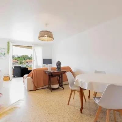 Center of Antibes spacious two-bedroom apartment with terrace and AC