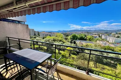Vue générale sur la montagne ou vue sur la montagne depuis la maison de vacances