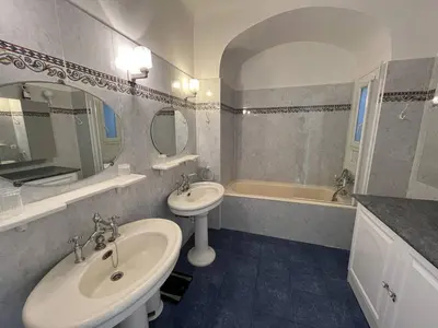Salle de bains dans l'établissement Cannes Croisette - 2 pièces vue mer