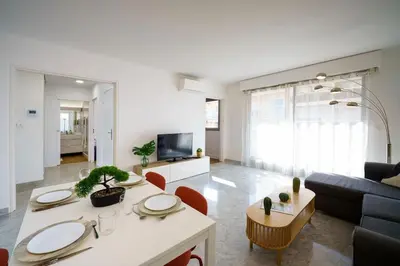 Télévision ou salle de divertissement dans l'établissement 100m Plage Antibes - Juan Appartement Stella Cœur