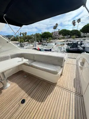 Coin salon dans l'établissement yacht 17M Princess V52 Cannes port canto 3 chambres AC