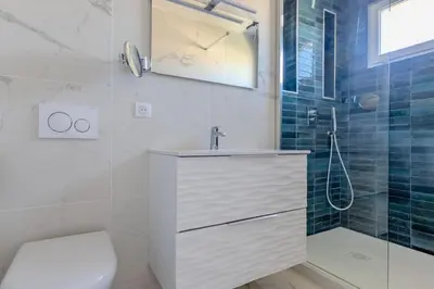 Salle de bains dans l'établissement Juan les Pins appartement Rooftop, 2 chambres avec parking