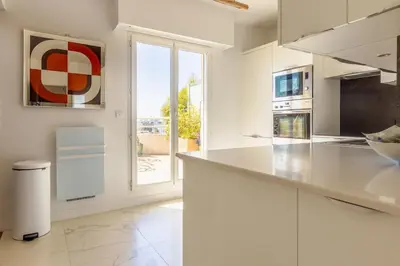 Cuisine ou kitchenette dans l'établissement Juan les Pins appartement Rooftop, 2 chambres avec parking