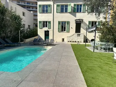 Piscine de l'établissement Modern 5-bedroom villa with swimming pool in Cannes ou située à proximité