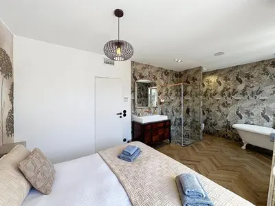 Un ou plusieurs lits dans un hébergement de l'établissement Modern 5-bedroom villa with swimming pool in Cannes